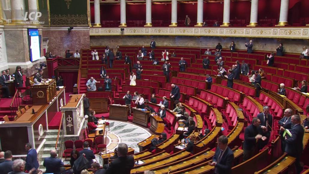 Les députés applaudissent l'adoption de la proposition de loi instituant une aide universelle d'urgence pour les victimes de violences conjugales, lundi 16 janvier 2023