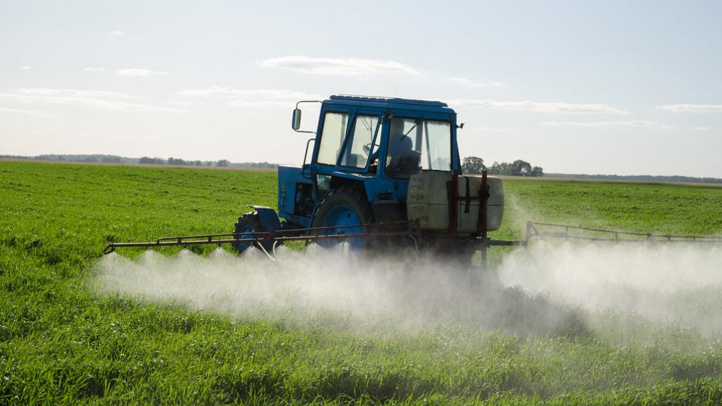 Un tracteur répandant des produits phytosanitaires sur une exploitation agricole, dans l'Etat d'Utah aux Etats-Unis. Crédits photo : Aquamechanical (licence Creative Commons)