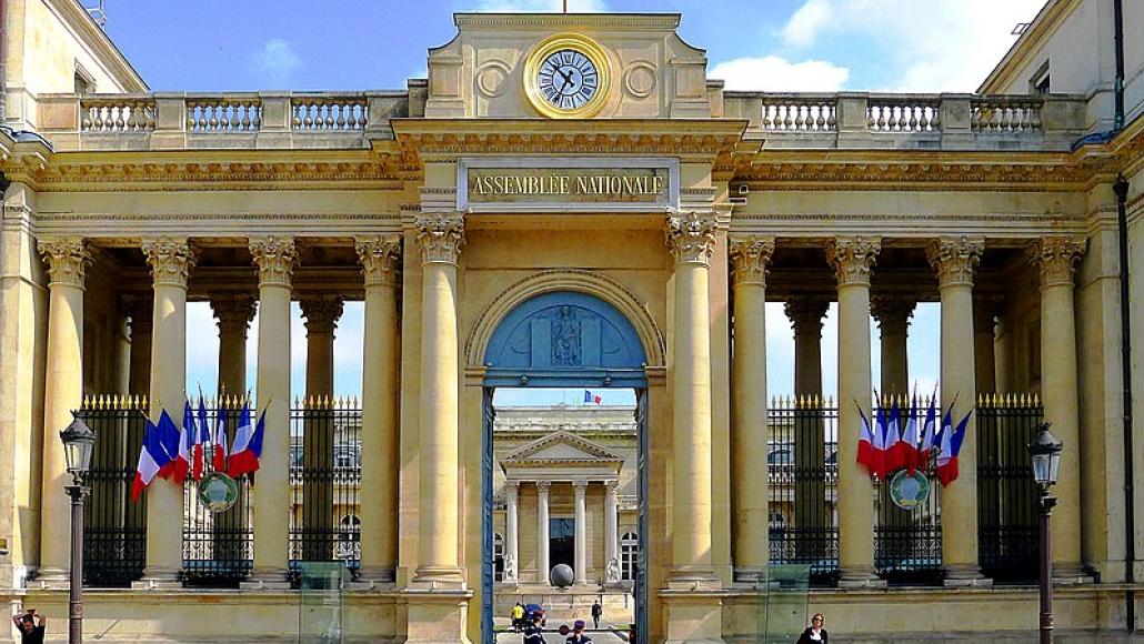 Entrée de l'Assemblée nationale, place du Palais-Bourbon à Paris (7ème). Mbzt / CC BY 3.0