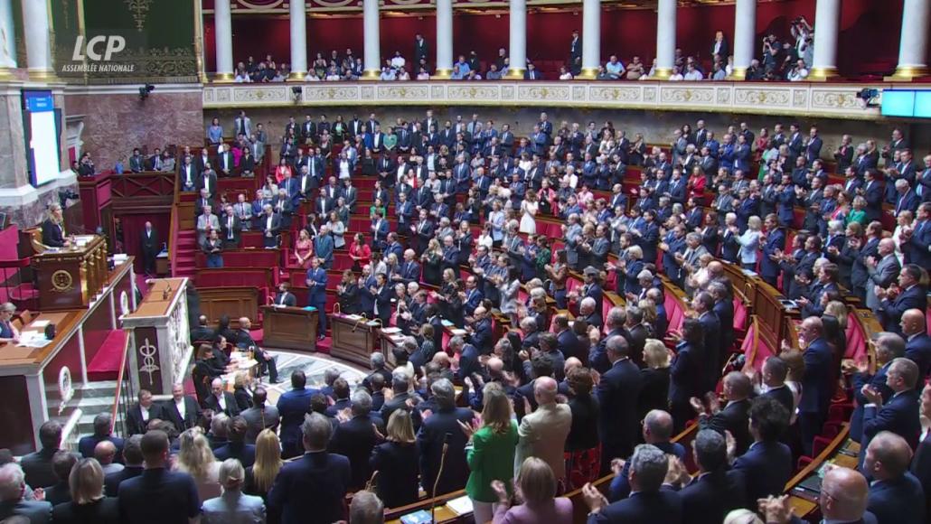 L'hémicycle de l'Assemblée nationale debout en hommage aux victimes israéliennes du Hamas, le 10 octobre 2023 à l'Assemblée nationale. LCP