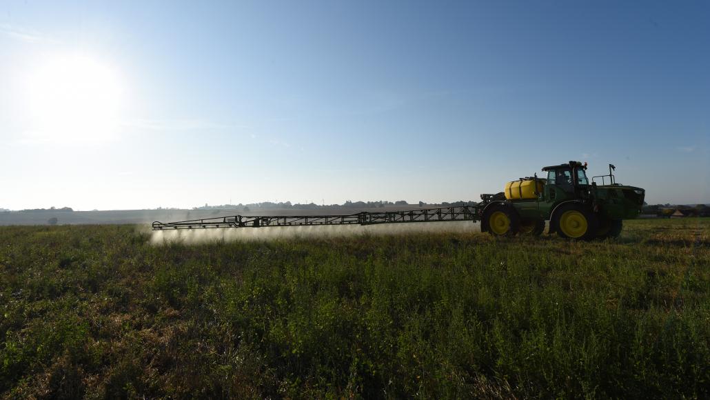 Epandage au-dessus d'une surface agricole à Saint-Germain-sur-Sarthe (Sarthe), France. © Jean-François Monier / AFP