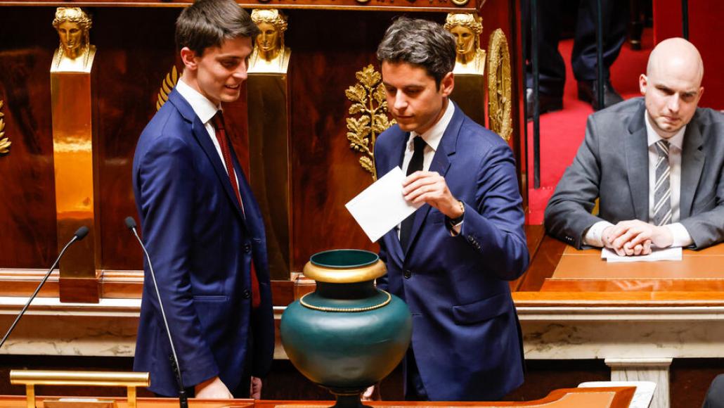 Gabriel Attal vote lors de l'élection de la présidence de l'Assemblée