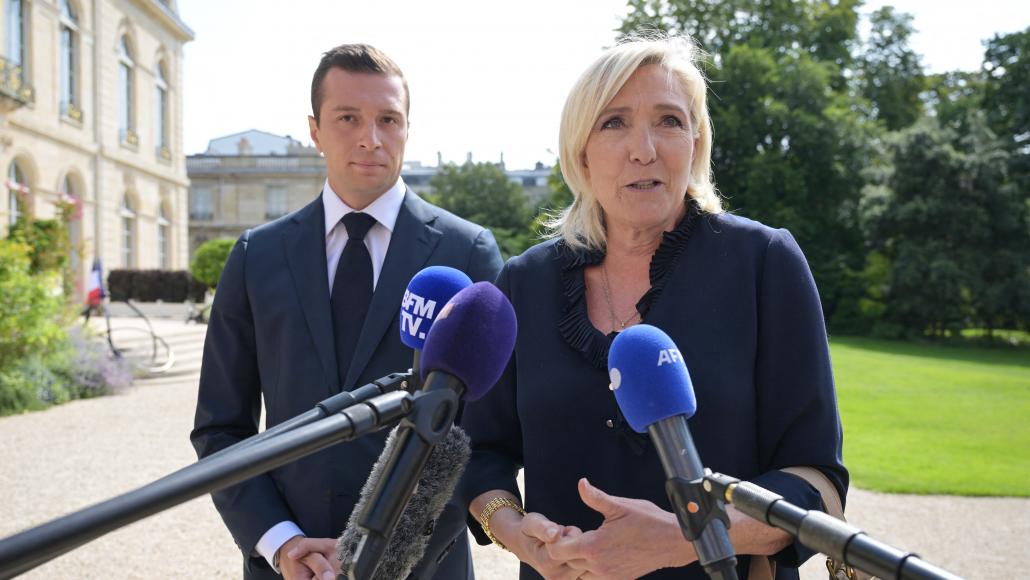 Jordan Bardella et Marine Le Pen dans le jardin de l'Elysée, lundi 26 août. © AFP