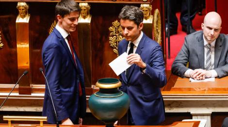 Gabriel Attal vote lors de l'élection de la présidence de l'Assemblée