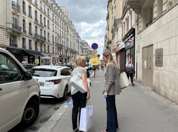 Pour faire campagne, Astrid Panosyan alterne entre porte à porte, tractage et réunions publiques.