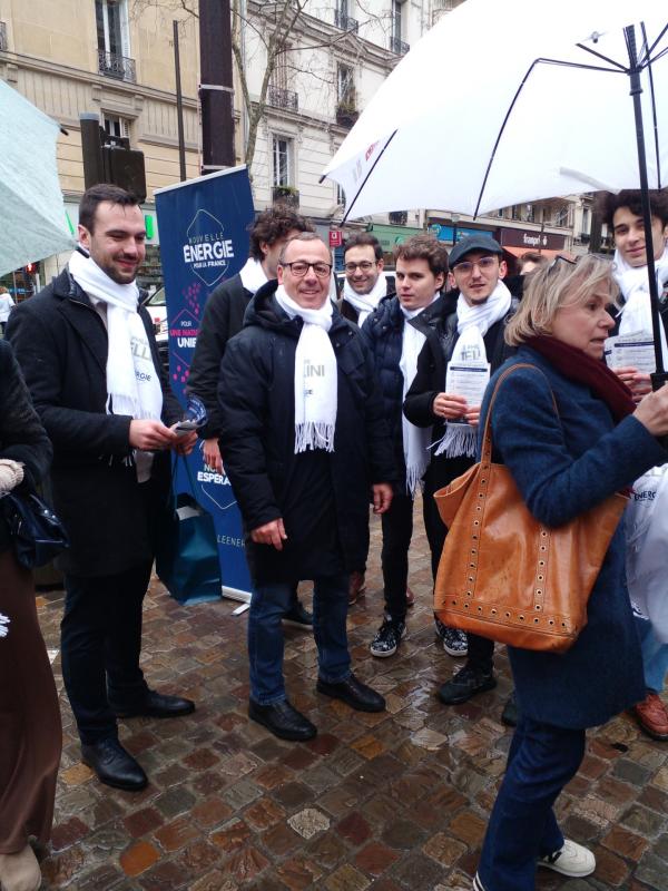 Philippe Tellini et son équipe tractant au marché de Boulogne, le 24 janvier 2025